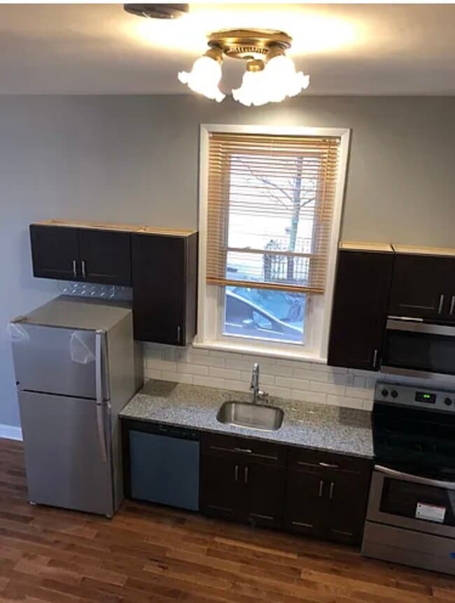 2518 Poplar St, Unit 1 Front