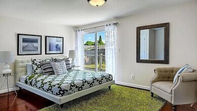 9847 NE 19th St in Bellevue, WA - Foto de edificio - Building Photo