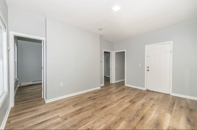 93 Front St, Unit 2 in Paterson, NJ - Foto de edificio - Building Photo