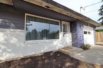 5536 SE Harlow St in Milwaukie, OR - Foto de edificio - Building Photo