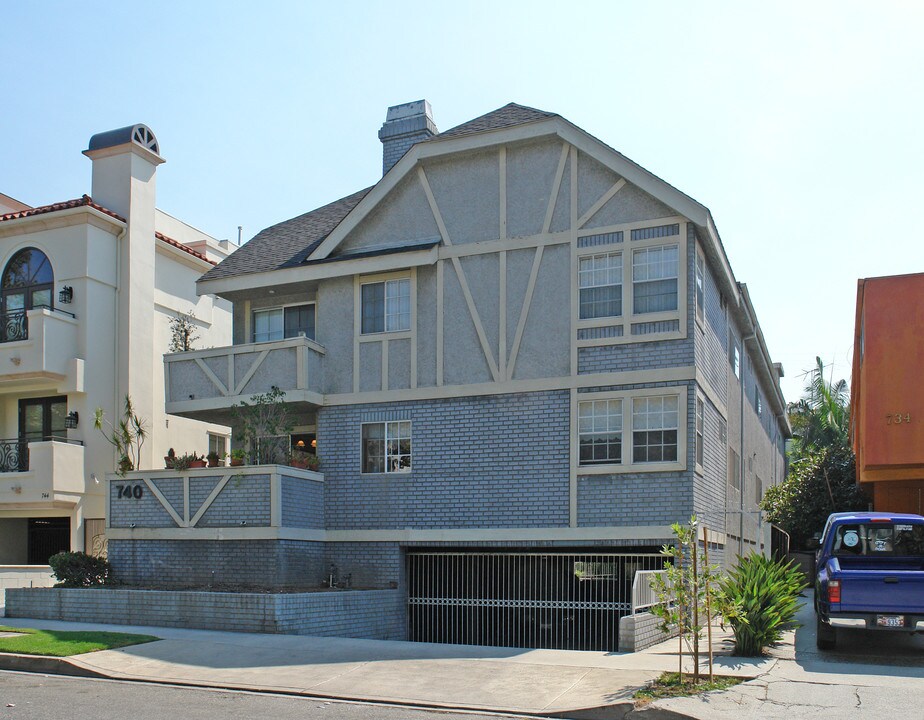 738-740 N Alfred St in West Hollywood, CA - Building Photo