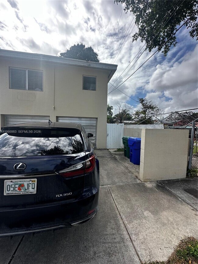 2420 SW 34th Ave in Miami, FL - Building Photo - Building Photo