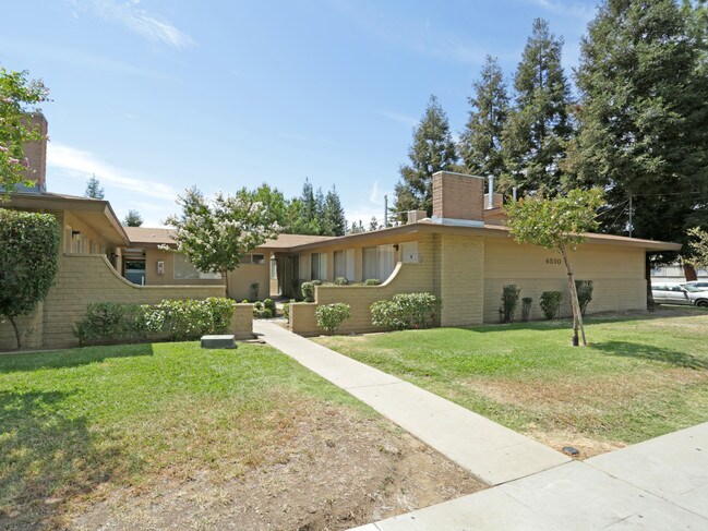 4510 E Sierra Madre Ave in Fresno, CA - Foto de edificio - Building Photo