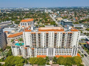 888 S Douglas Rd, Unit 807 in Coral Gables, FL - Foto de edificio - Building Photo