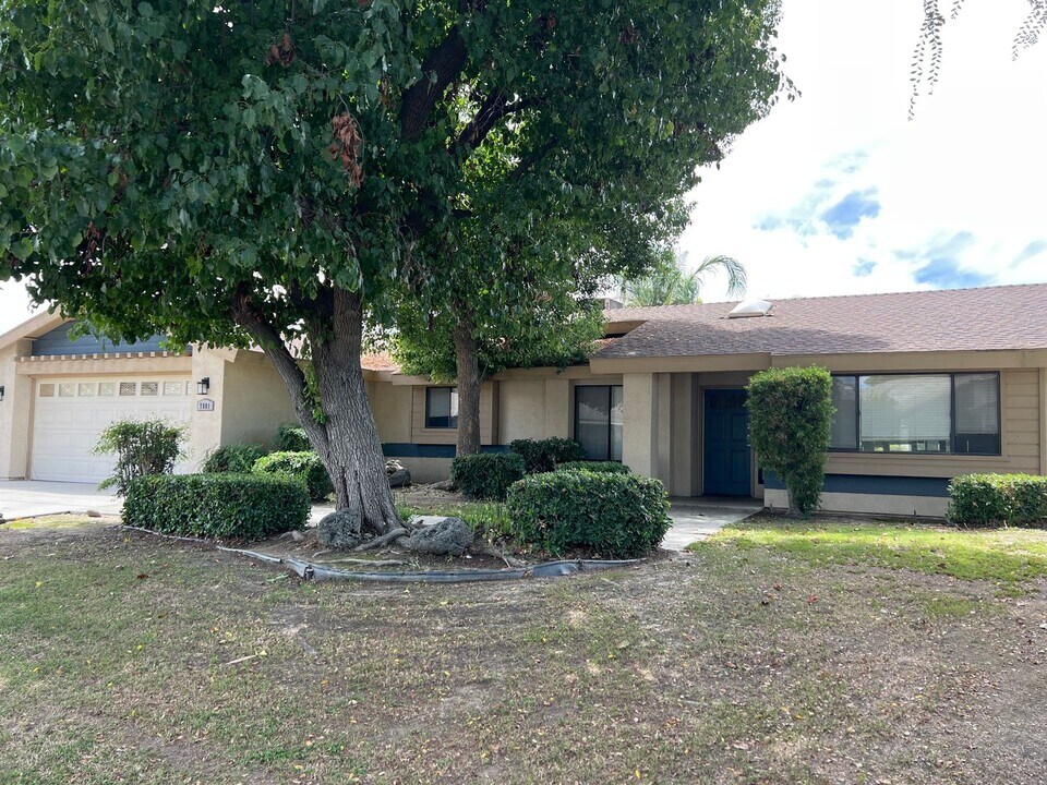 7801 Selkirk Dr in Bakersfield, CA - Foto de edificio