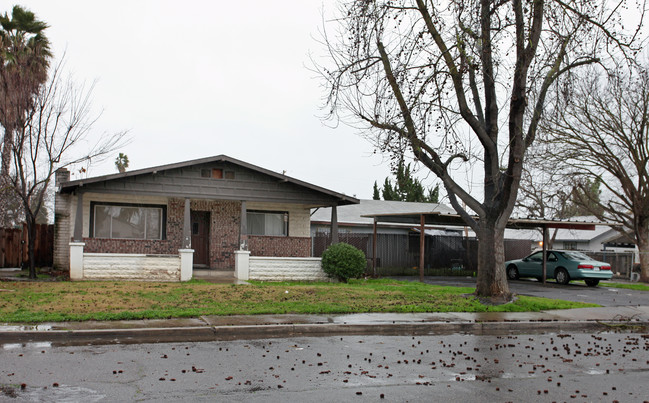 692 Angelus St in Turlock, CA - Building Photo - Building Photo