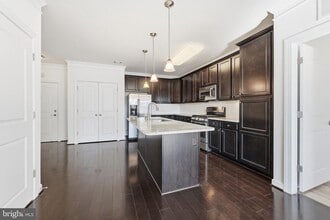 13723 Neil Armstrong Ave in Herndon, VA - Building Photo - Building Photo