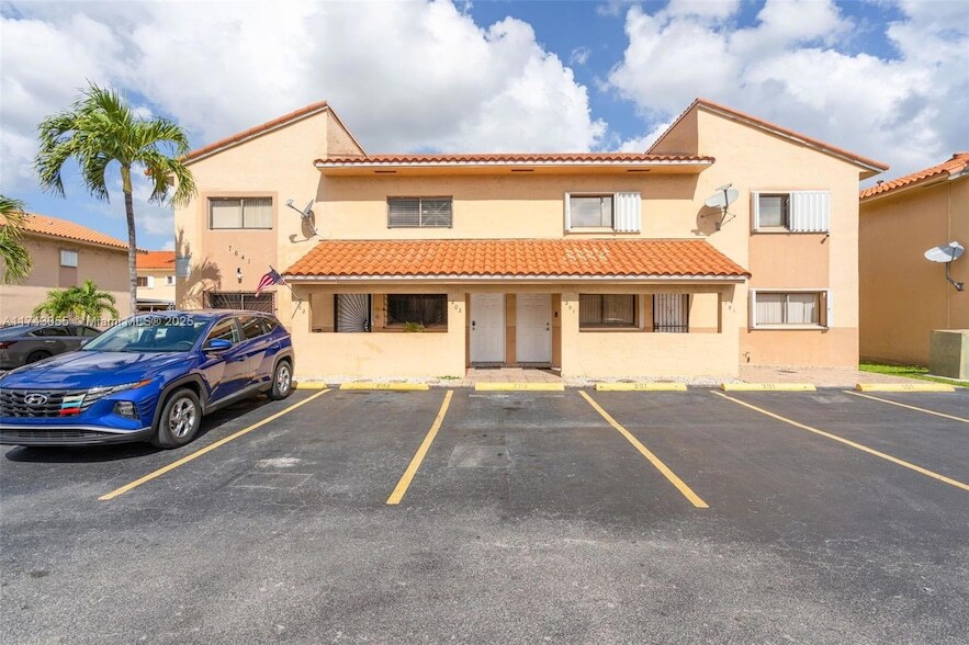 7641 W 29th Way, Unit 202 in Hialeah, FL - Building Photo