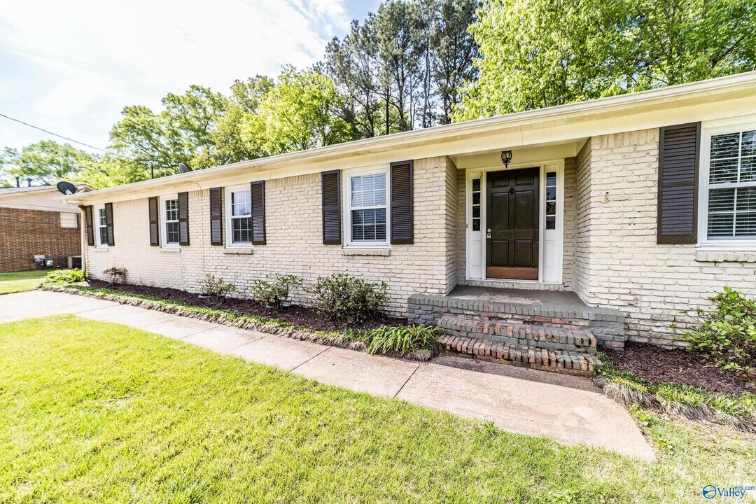 2107 Edinburgh Dr SW in Huntsville, AL - Building Photo