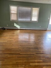 16 W 18th St in Huntington Station, NY - Foto de edificio - Building Photo