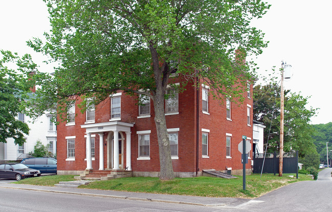 708 Washington St in Bath, ME - Foto de edificio - Building Photo