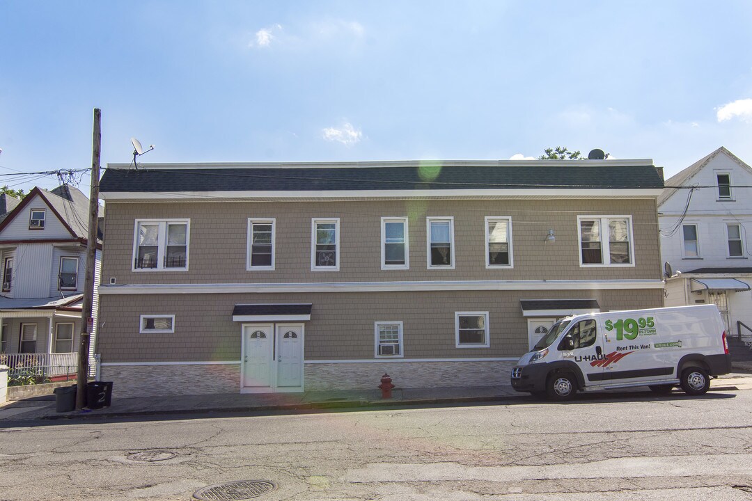 220 N Day St in Orange, NJ - Building Photo