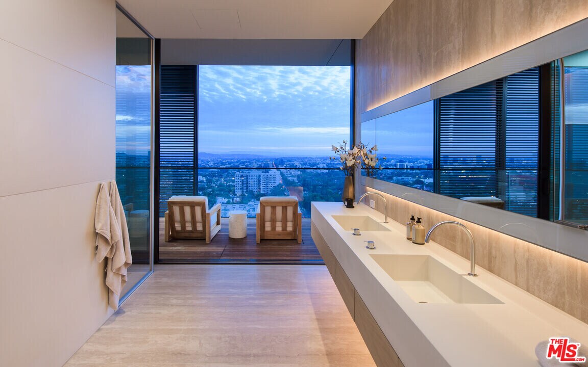 9040 W Sunset Blvd in West Hollywood, CA - Building Photo