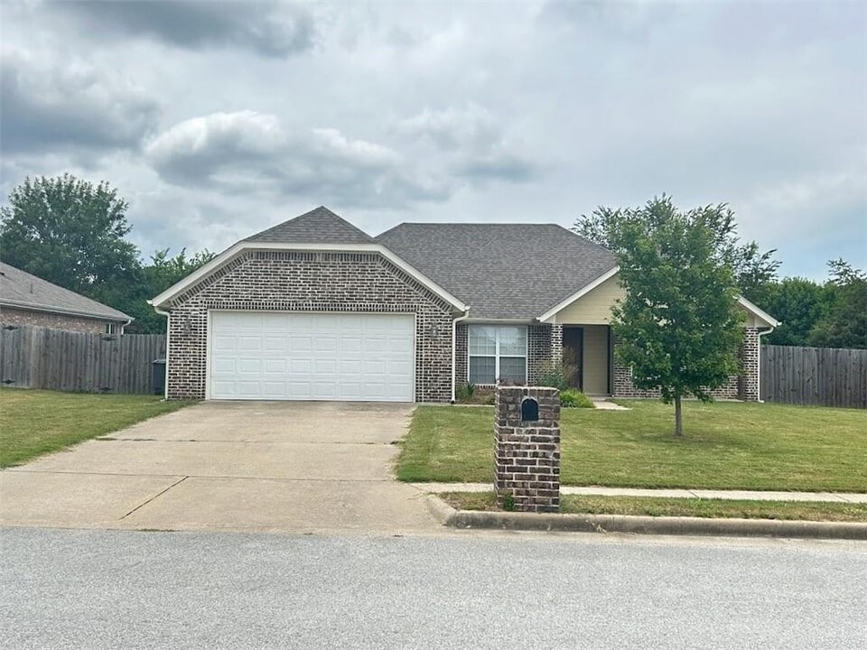 198 Alexandra Loop in Elkins, AR - Building Photo