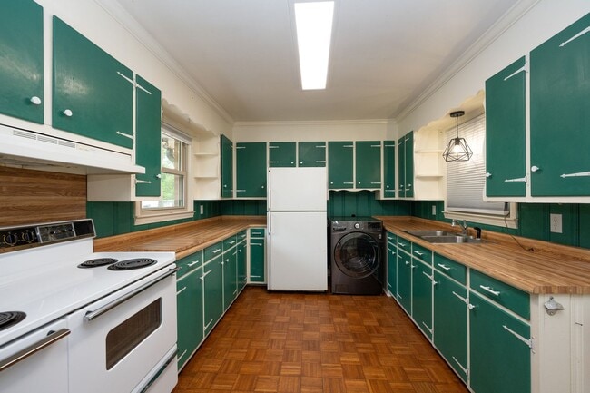property at 10 Templewood Dr