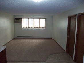 2208 E Divide Ave in Bismarck, ND - Building Photo - Building Photo