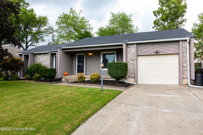 8015 Schroering Dr in Louisville, KY - Building Photo - Building Photo