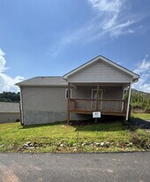 380 Quinn Hill Ln in Mars Hill, NC - Building Photo