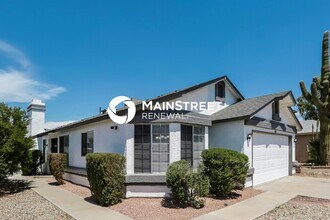 8876 W Michelle Dr in Peoria, AZ - Foto de edificio - Building Photo
