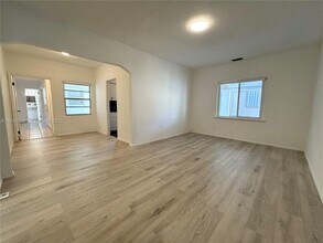 48 NW 39th St in Miami, FL - Foto de edificio - Building Photo