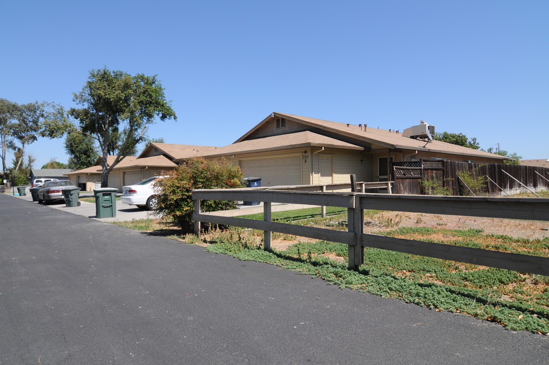 324 W Clover Rd in Tracy, CA - Building Photo