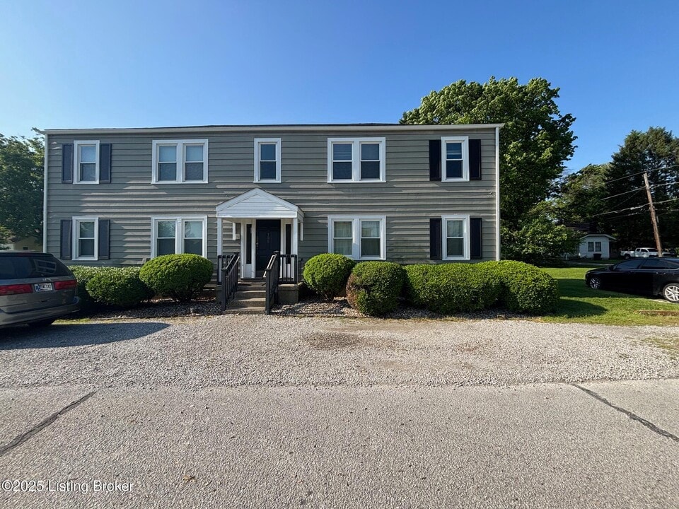 136 E Harrison Ave in Clarksville, IN - Building Photo