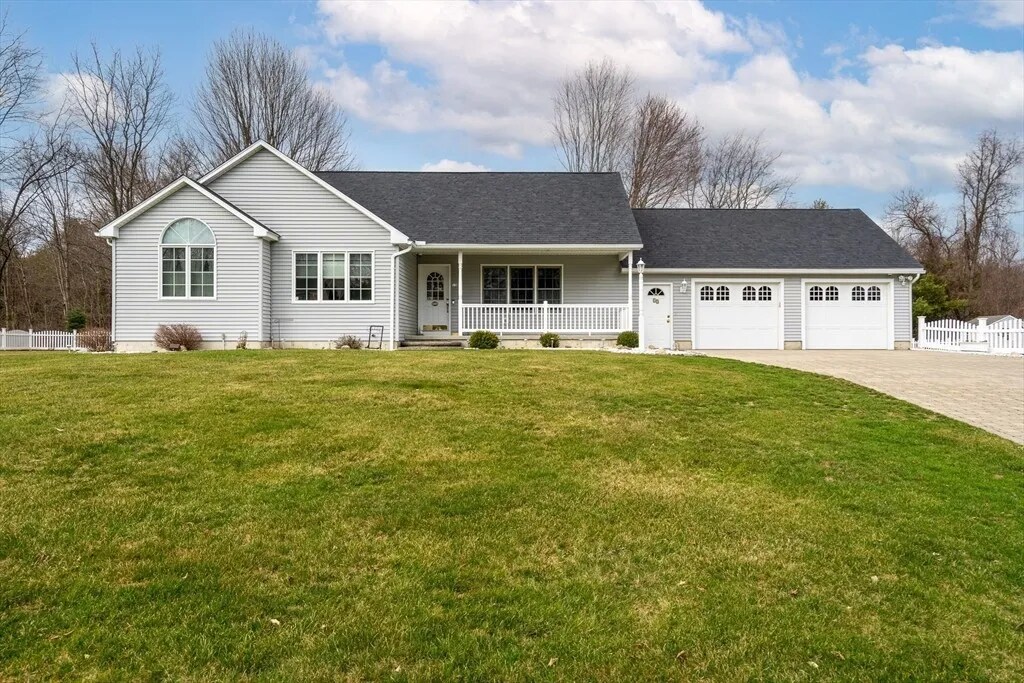15 Holly Cir in Easthampton, MA - Building Photo