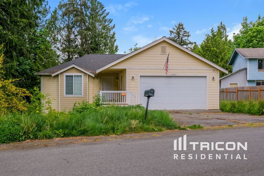 6826 E Cascade Dr in Port Orchard, WA - Building Photo