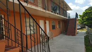 180 E 9th St in Hialeah, FL - Building Photo - Building Photo