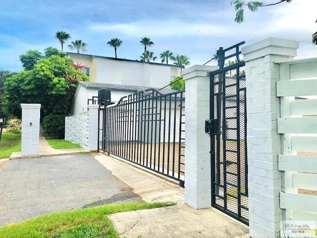 322 McFadden Dr in Brownsville, TX - Foto de edificio - Building Photo