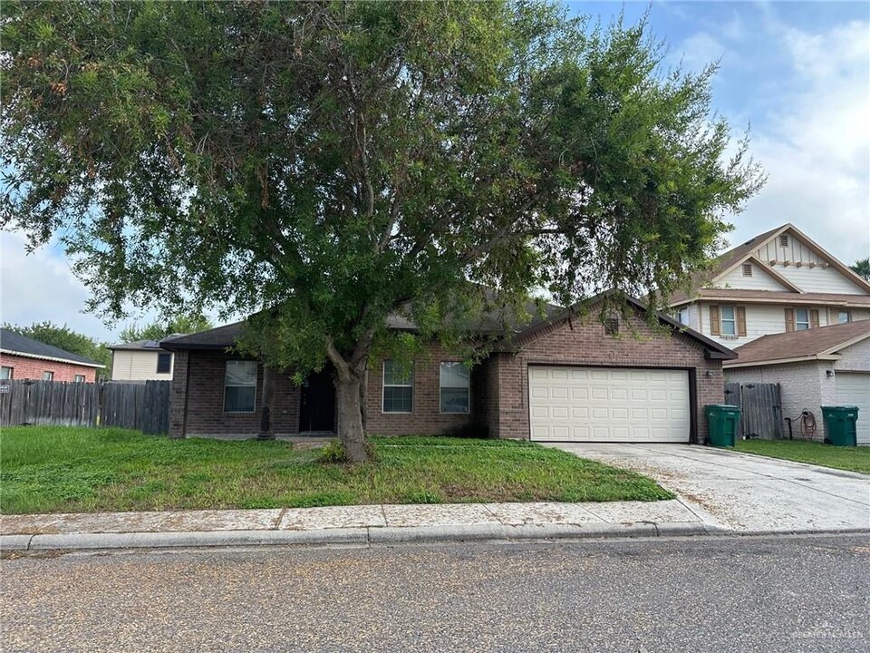 903 E Feather Ave in Pharr, TX - Building Photo