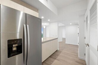 1500 Bay Rd, Unit M-0417 in Miami Beach, FL - Building Photo - Building Photo