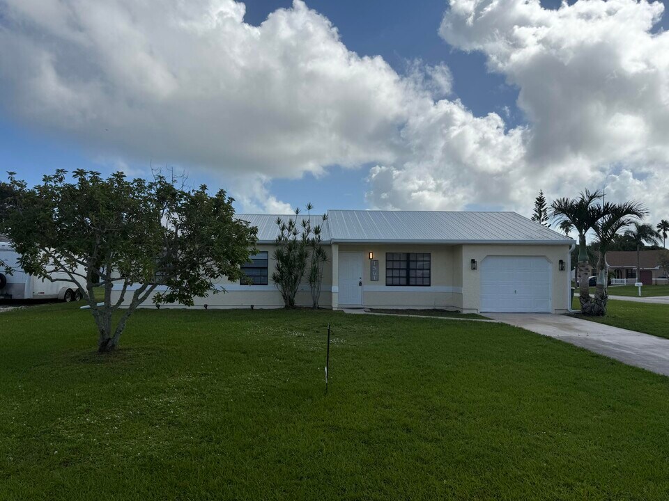 1561 SE Arenson Ln in Port St. Lucie, FL - Building Photo