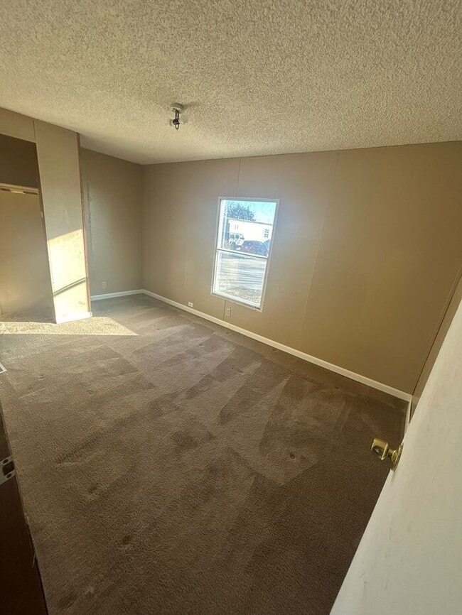 2008 W 3rd St in Newton, KS - Building Photo - Building Photo