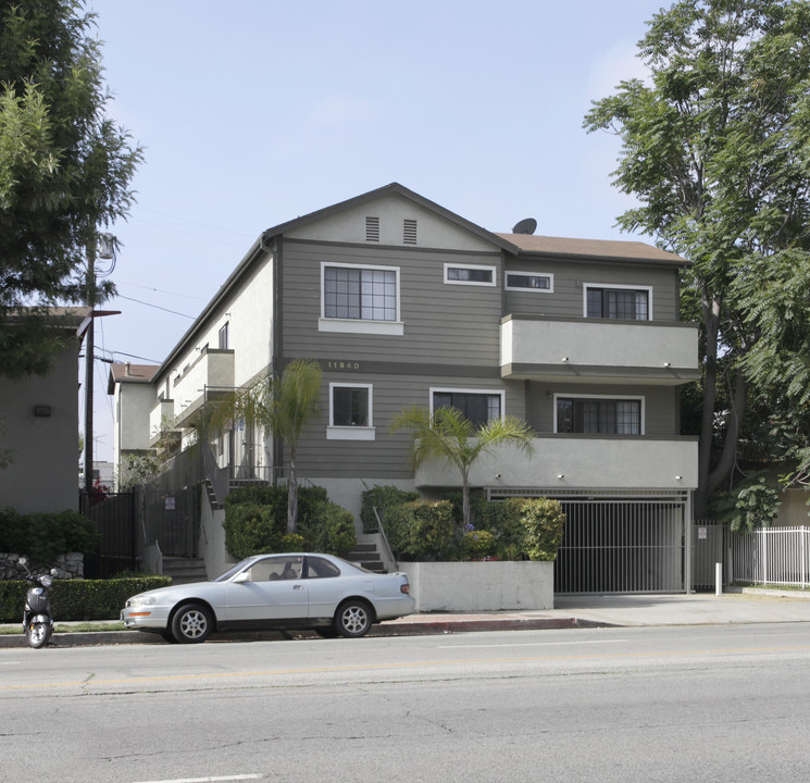 11940 Riverside Dr in North Hollywood, CA - Building Photo