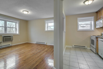 204 Neponset Valley Pky in Hyde Park, MA - Building Photo - Building Photo