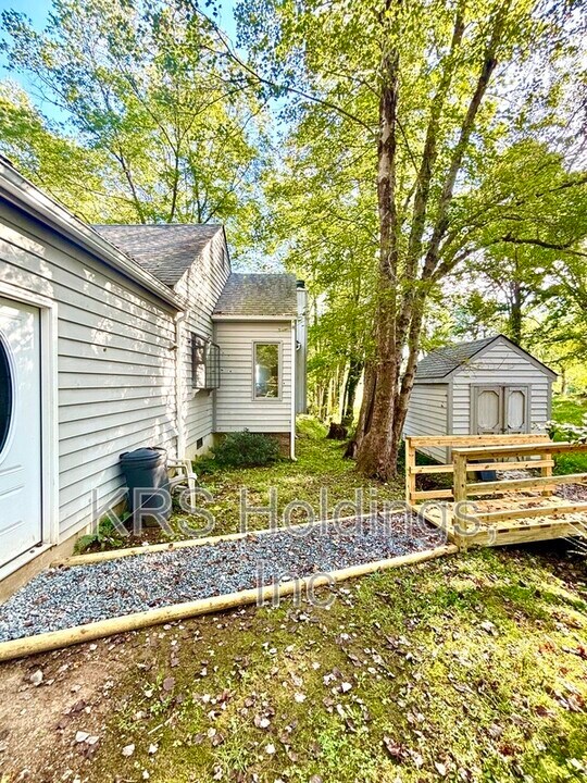 487 Westwood Rd in Stanardsville, VA - Building Photo