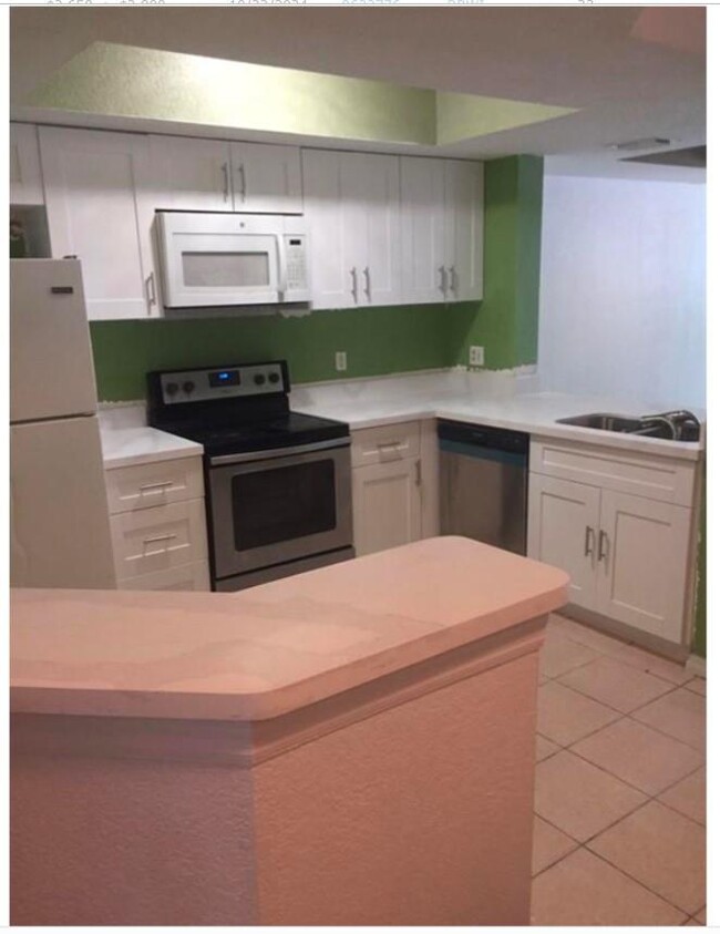 701 SW 148th Ave in Davie, FL - Foto de edificio - Building Photo