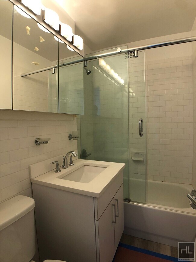 E 16 ST in New York, NY - Building Photo - Building Photo