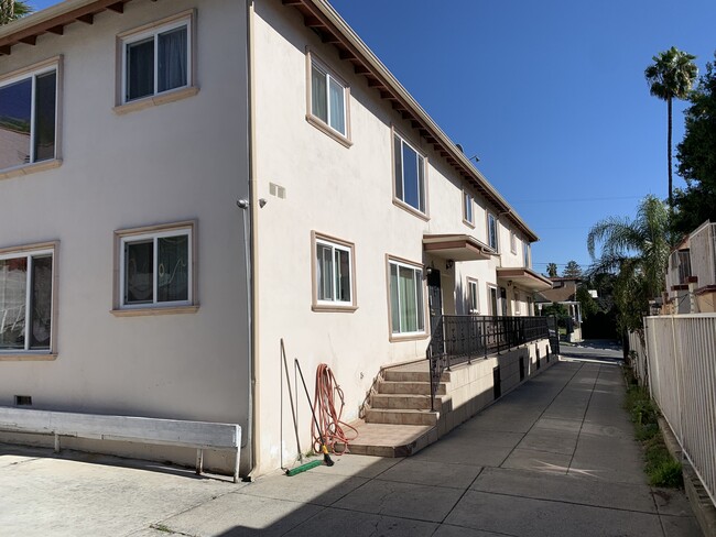 2027 N Vista Del Mar Ave in Los Angeles, CA - Foto de edificio - Building Photo