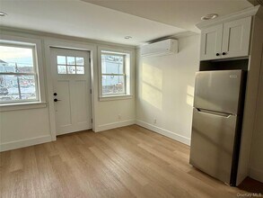 126 E Main St in Port Jefferson, NY - Foto de edificio - Building Photo