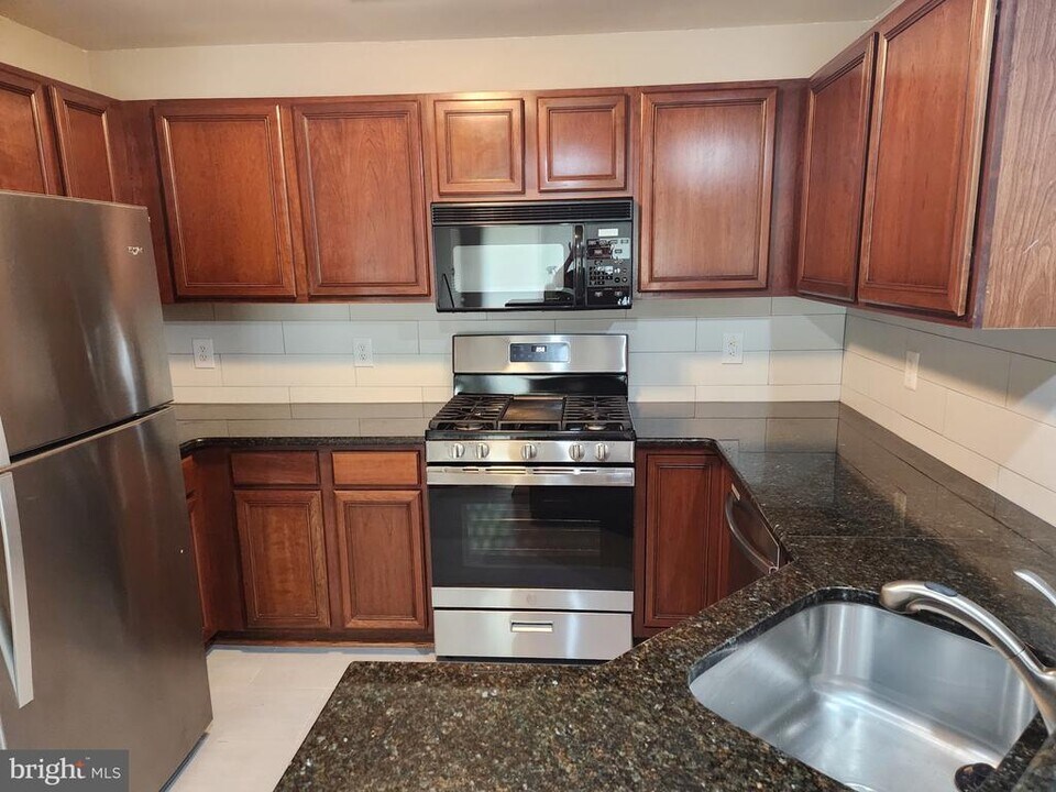 13107 Millhaven Pl in Germantown, MD - Building Photo