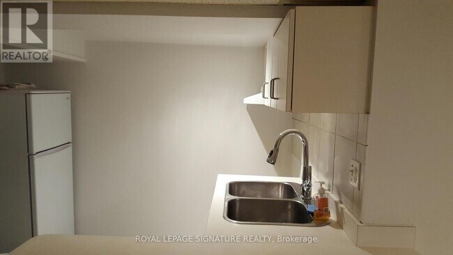 27 Hillsboro Ave in Toronto, ON - Building Photo - Building Photo