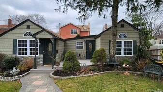 8 Roswell Pl in Oceanside, NY - Building Photo