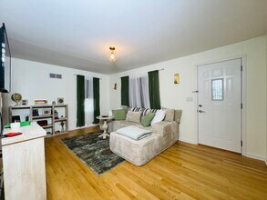 6204 Hillcrest Rd in Cary, IL - Foto de edificio - Building Photo
