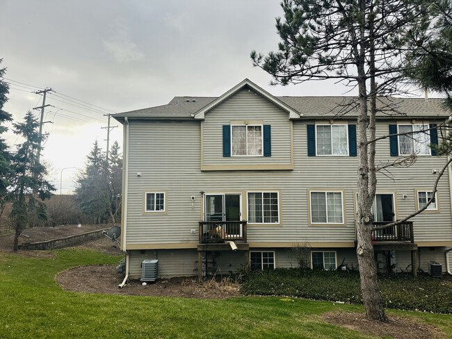 211 Monarch Dr in Streamwood, IL - Building Photo - Building Photo