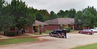 1000 Desoto Dr in San Augustine, TX - Building Photo