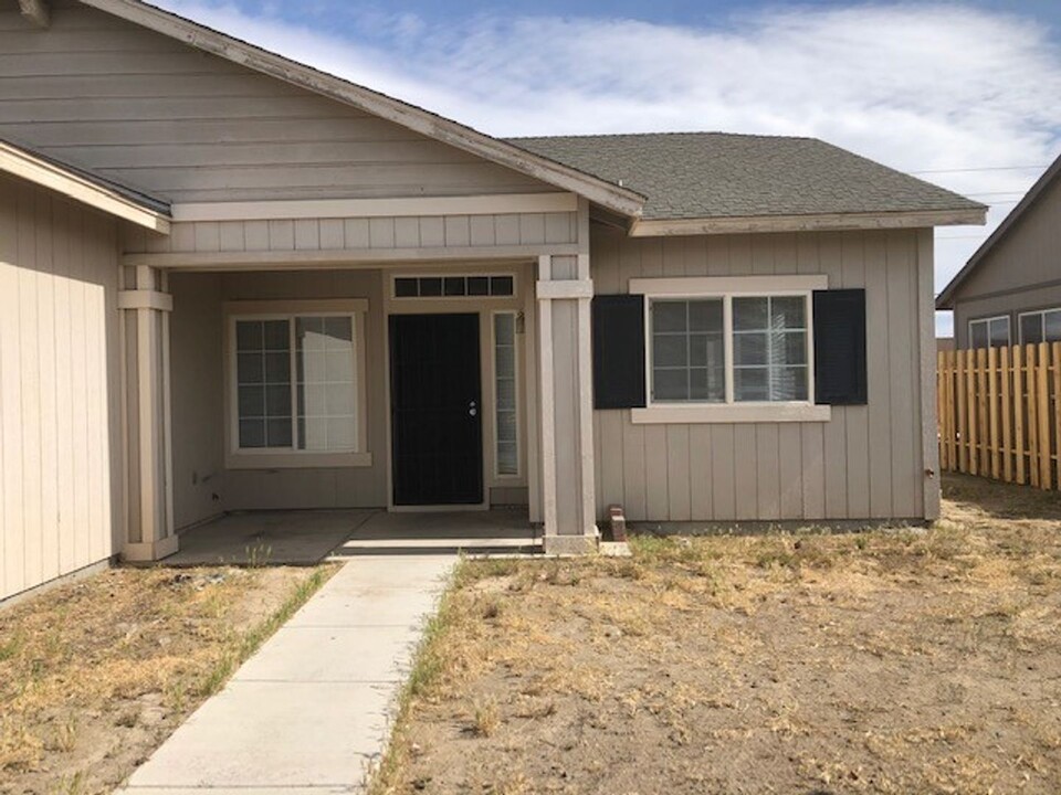 177 Desert Springs Ln in Fernley, NV - Building Photo