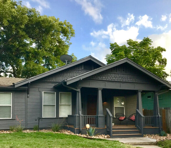 326 Queen Anne Court in San Antonio, TX - Foto de edificio - Building Photo