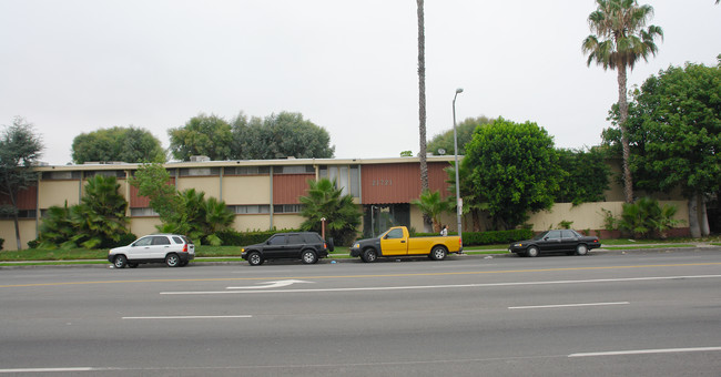 Roscoe Lanai in CANOGA PARK in Canoga Park, CA - Building Photo - Building Photo